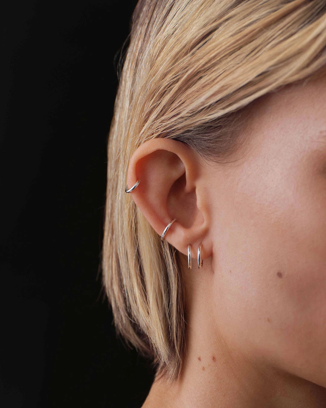 Lo - Nuovi arrivi in store 🖤 mini hoops in acciaio oro con pendente a V Lo - Nuovi arrivi in store 🖤 mini hoops in acciaio oro con pendente a V