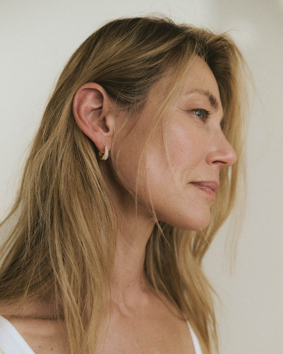 ピアス Ellipse Glass Earrings #5205 Fleur-de-Lis Gold Hoop & Charm Earrings | Julie Vos